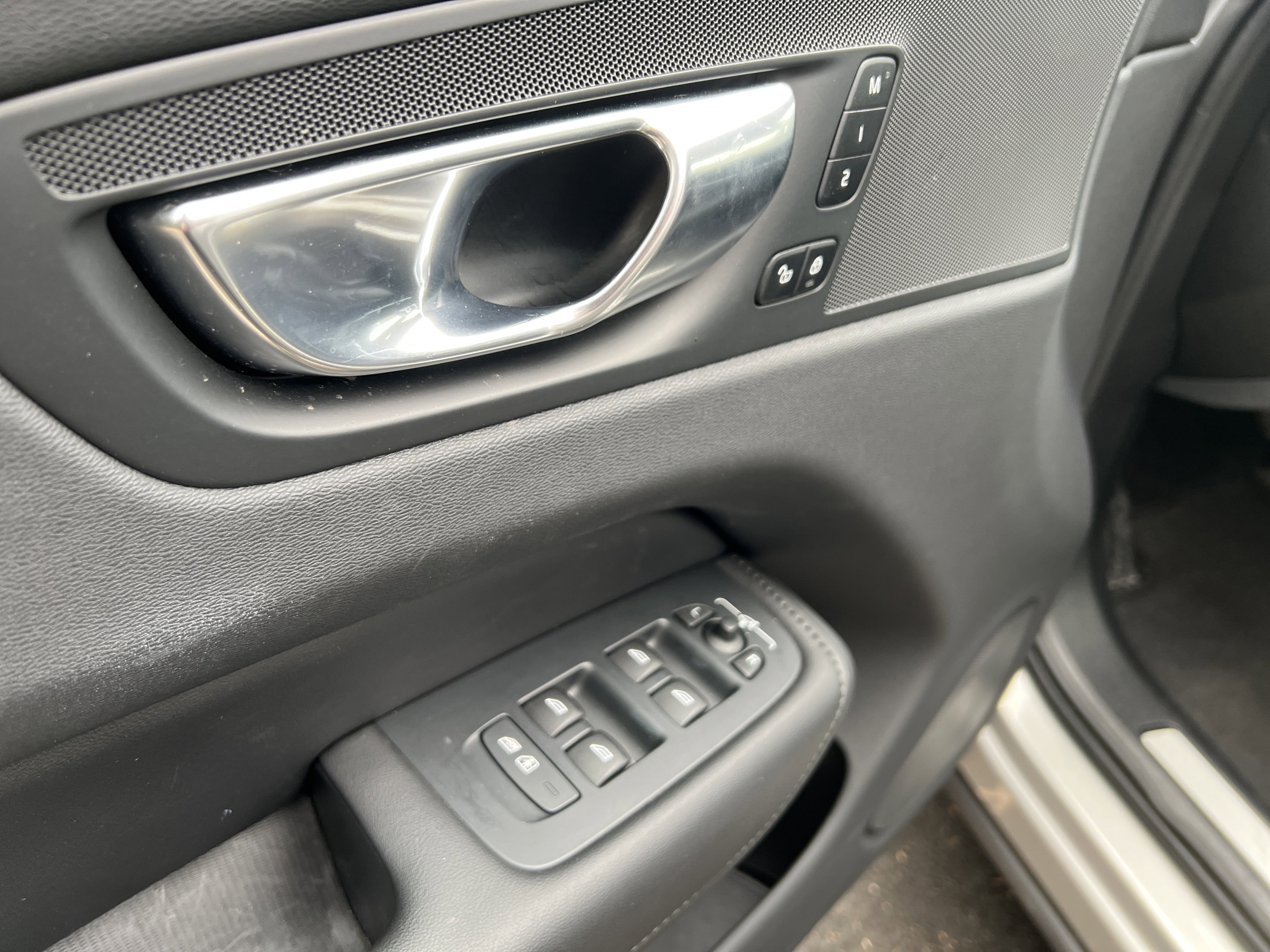 Used 2025 Volvo XC60 B5 Plus image 15