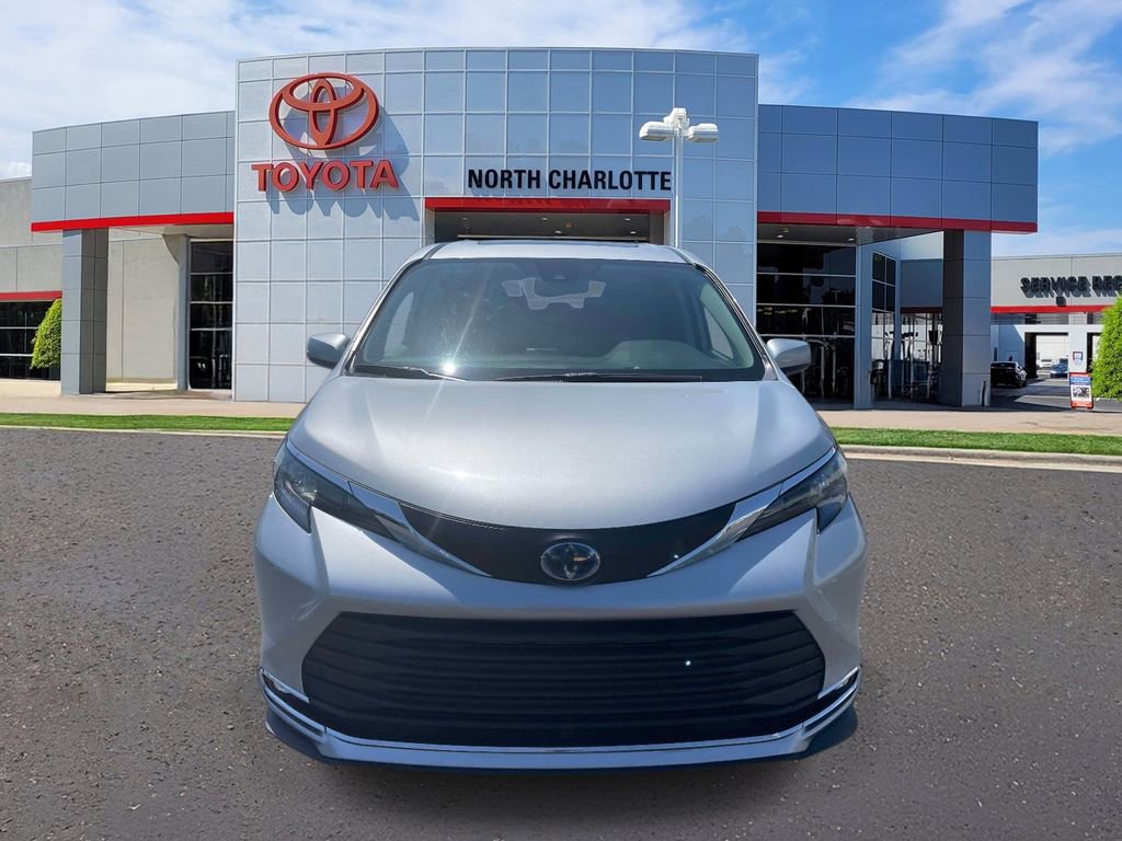 Used 2024 Toyota Sienna XLE FWD image 4