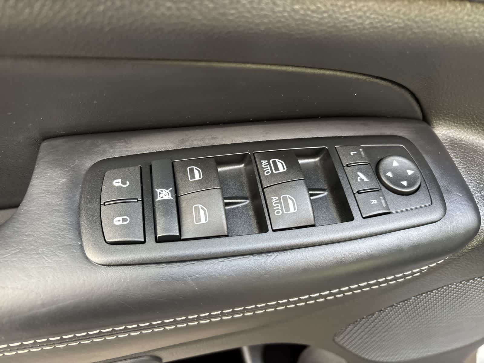 Used 2015 Jeep Grand Cherokee Overland w/ Advanced Technology Group AWD/4WD image 12