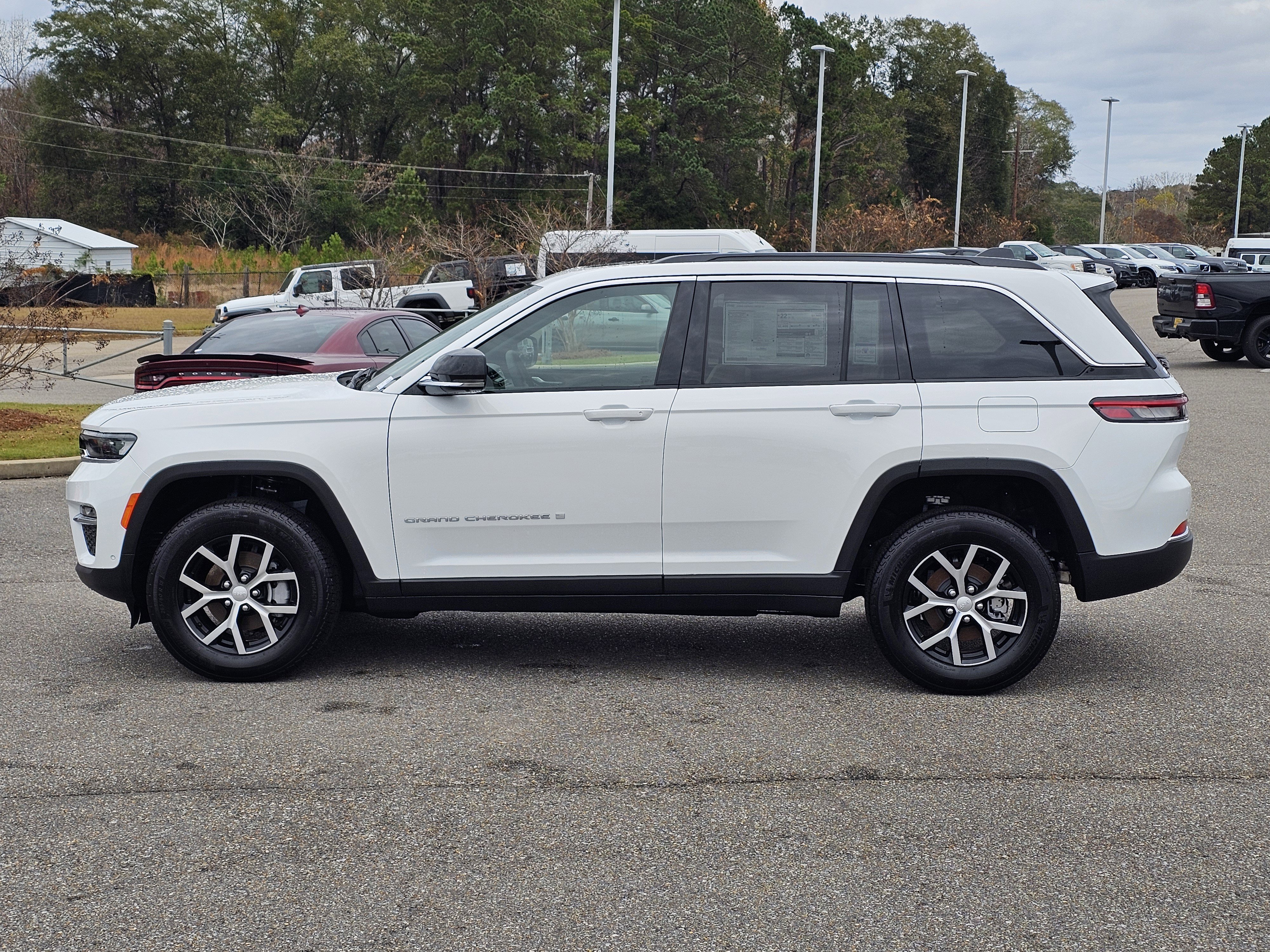 New 2025 Jeep Grand Cherokee Limited w/ Luxury Tech Group II image 13