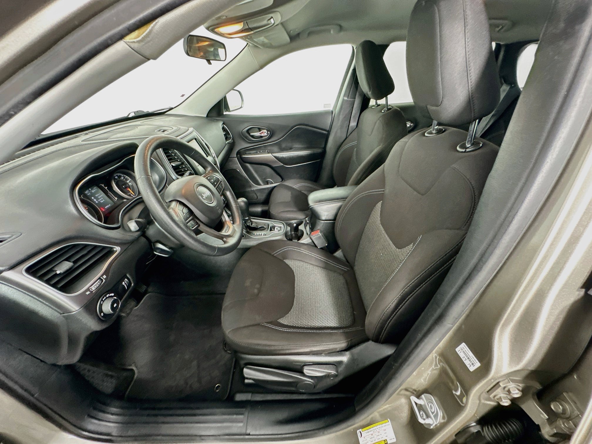 Used 2019 Jeep Cherokee Latitude w/ Popular Appearance Group FWD image 13