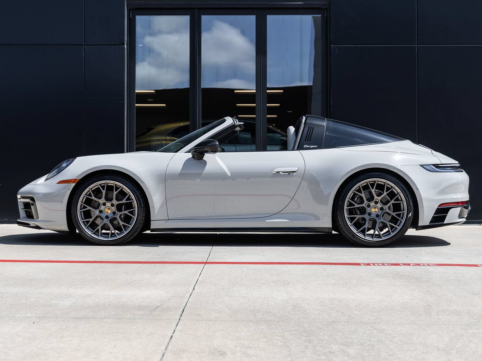 Certified 2022 Porsche 911 Targa 4S AWD/4WD image 2