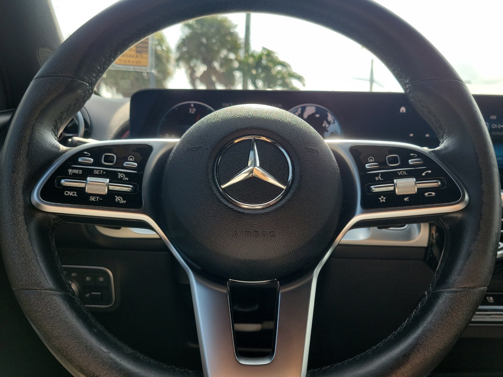 Used 2023 Mercedes-Benz GLB 250 w/ Premium Package image 23