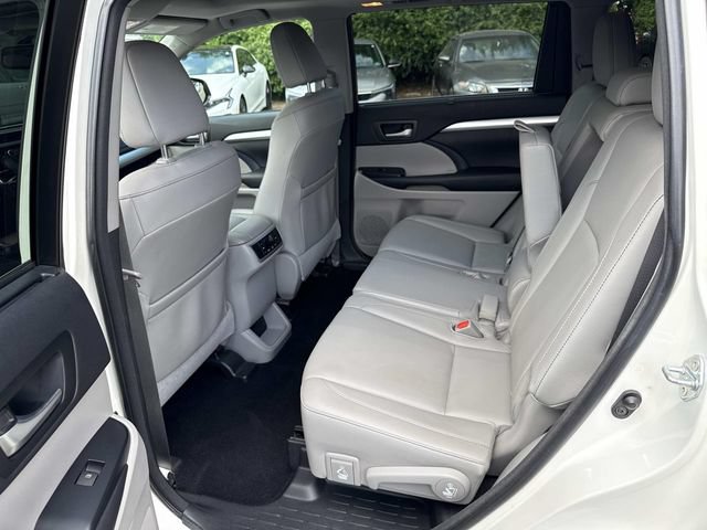 Used 2016 Toyota Highlander XLE AWD/4WD image 17