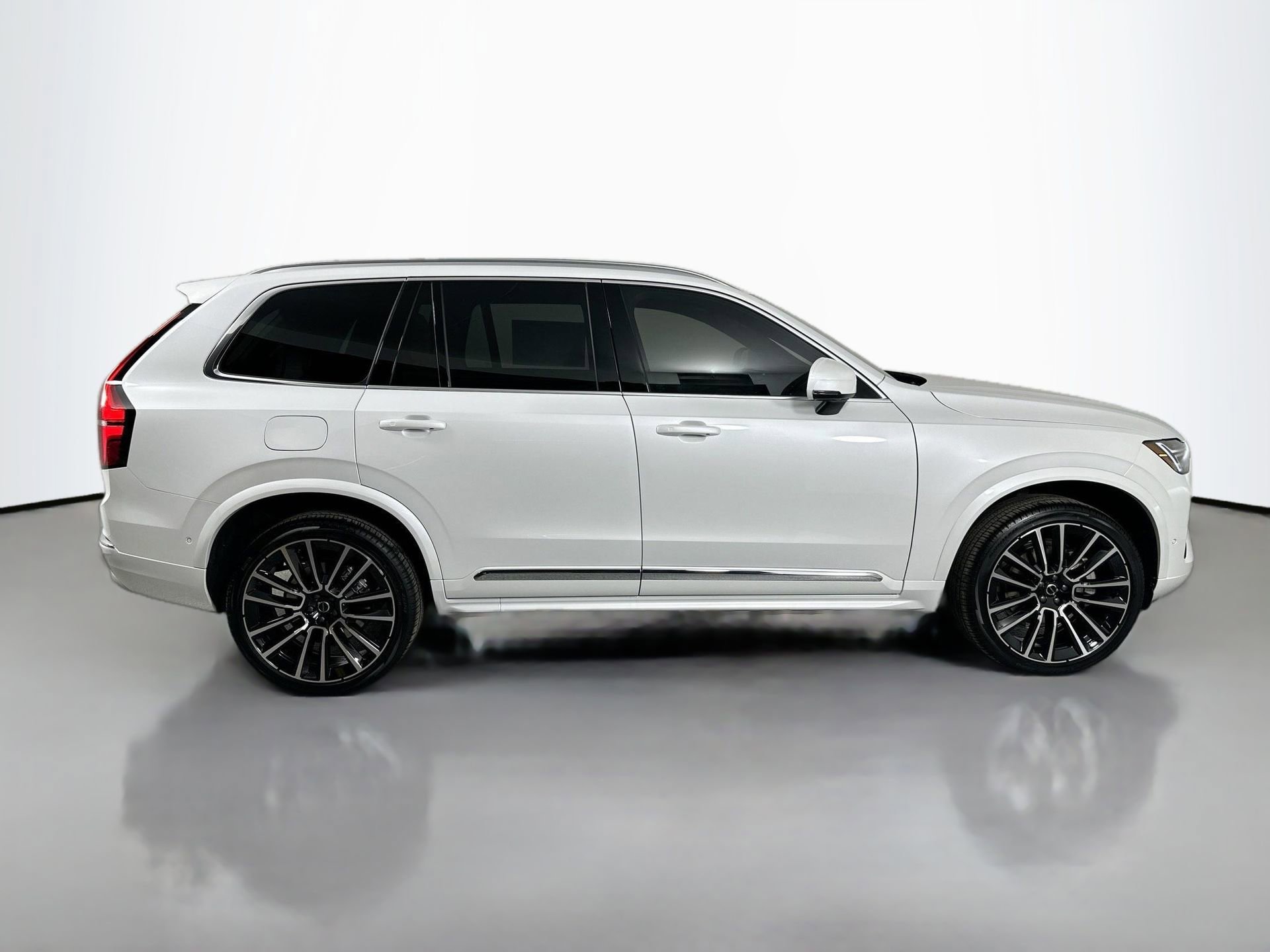 New 2026 Volvo XC90 B5 Plus w/ Protection Package Premier AWD/4WD image 4