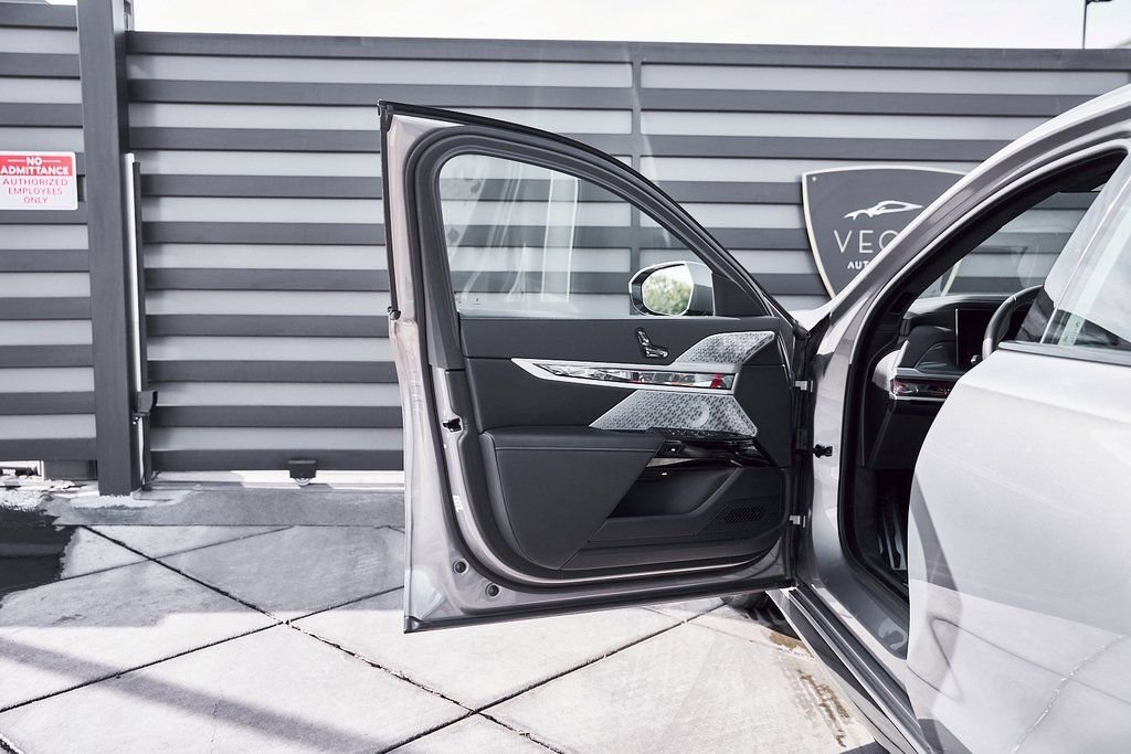 Used 2024 BMW 760i xDrive image 29