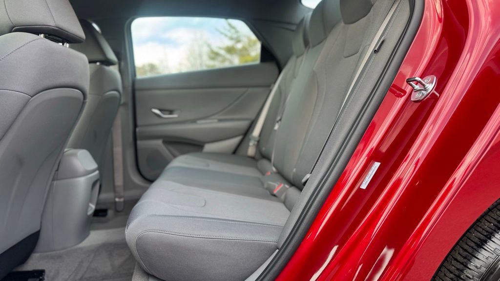 Used 2025 Hyundai Elantra SE image 19