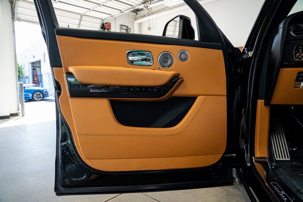 Used 2022 Rolls-Royce Cullinan Black Badge image 20