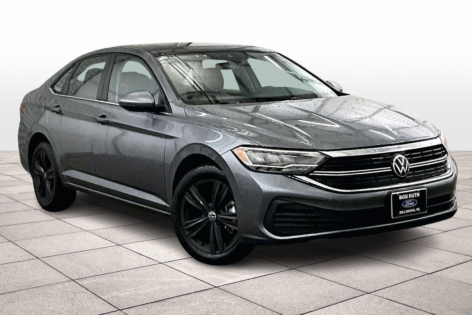 Used 2024 Volkswagen Jetta SE image 2