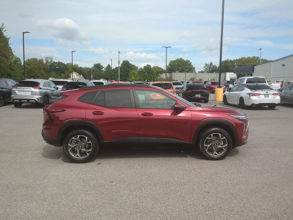 Used 2024 Chevrolet Trax LT FWD image 4