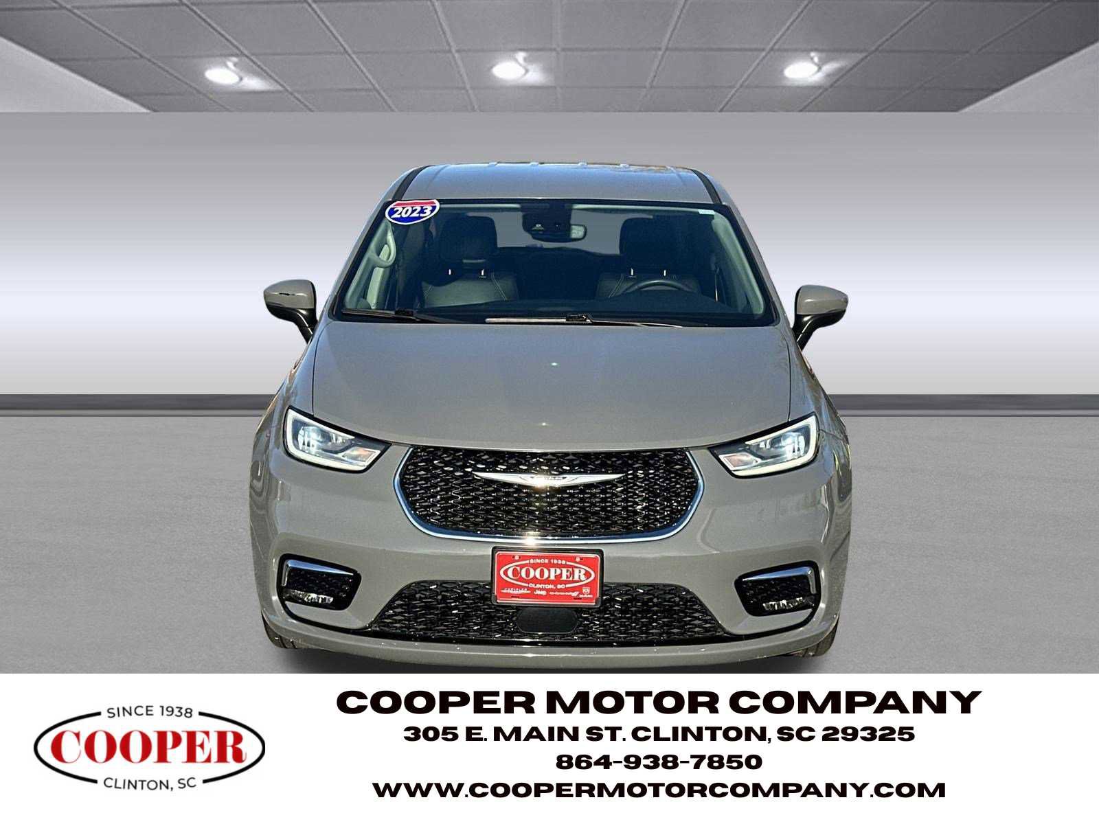 Used 2023 Chrysler Pacifica Touring-L image 2