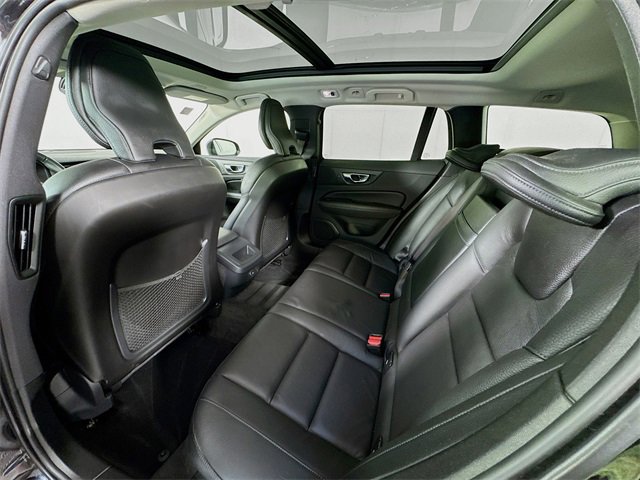 Used 2021 Volvo V60 T5 Cross Country image 13