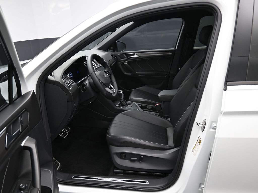 Used 2023 Volkswagen Tiguan SE R-Line image 9