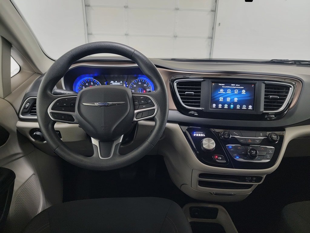Used 2018 Chrysler Pacifica L FWD image 12