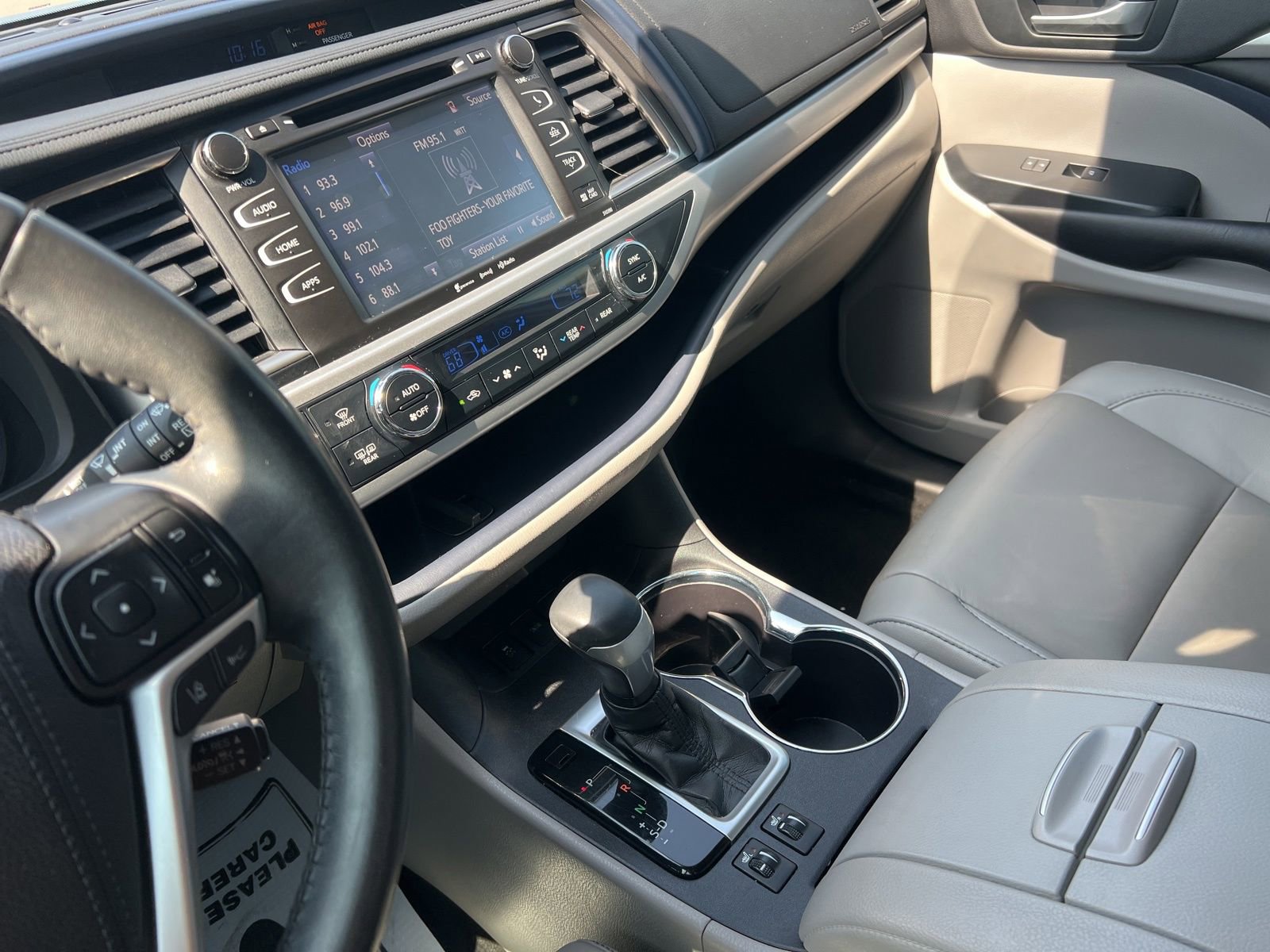 Used 2019 Toyota Highlander XLE FWD image 24