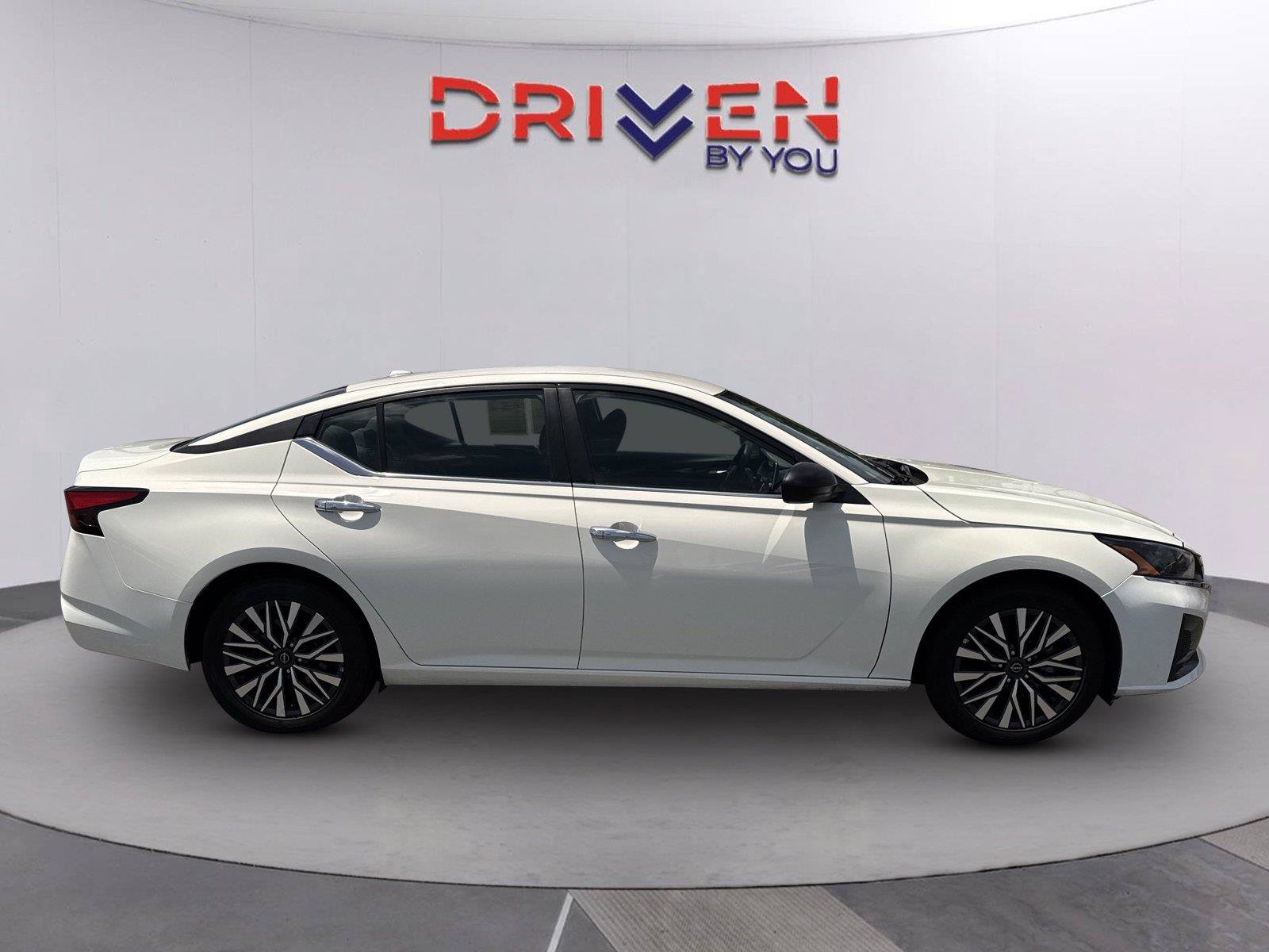 Used 2025 Nissan Altima 2.5 SV FWD image 3