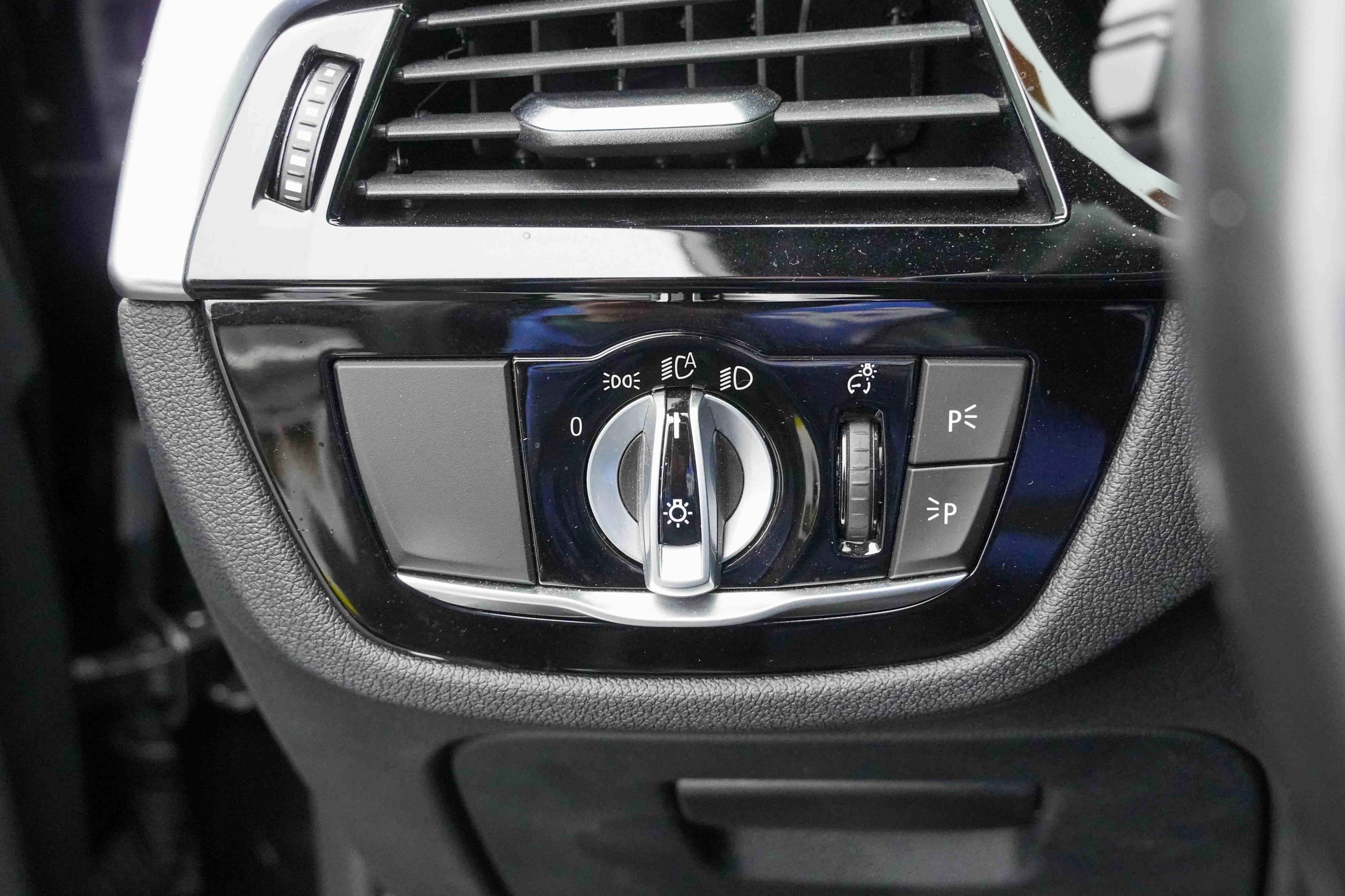 Used 2022 BMW M550i xDrive w/ Executive Package image 18