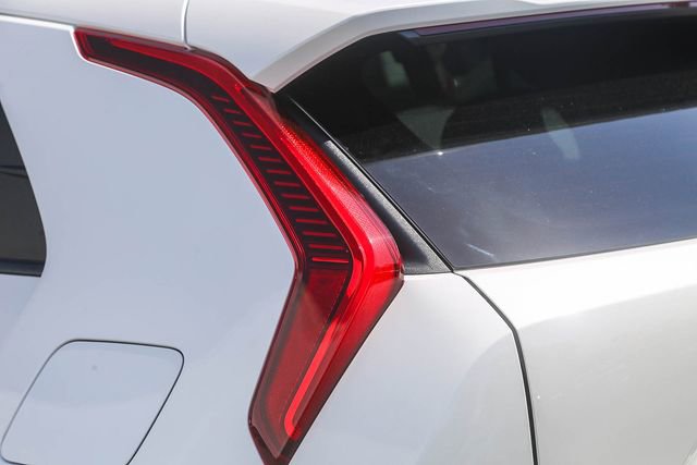 Certified 2025 Kia Niro EX FWD image 11