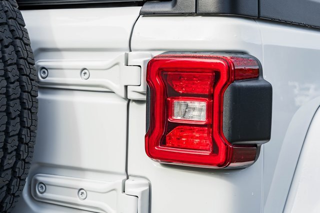 Used 2022 Jeep Wrangler Unlimited Sahara w/ Dual Top Group image 7