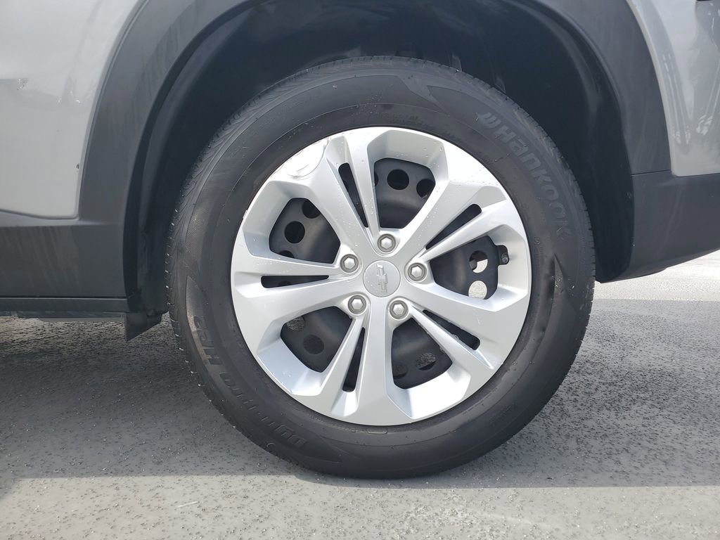Used 2024 Chevrolet Trax LS w/ Driver Confidence Package image 5