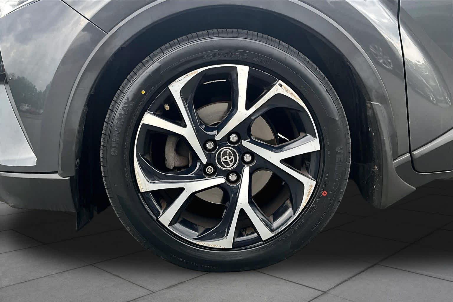 Used 2018 Toyota C-HR XLE FWD image 11