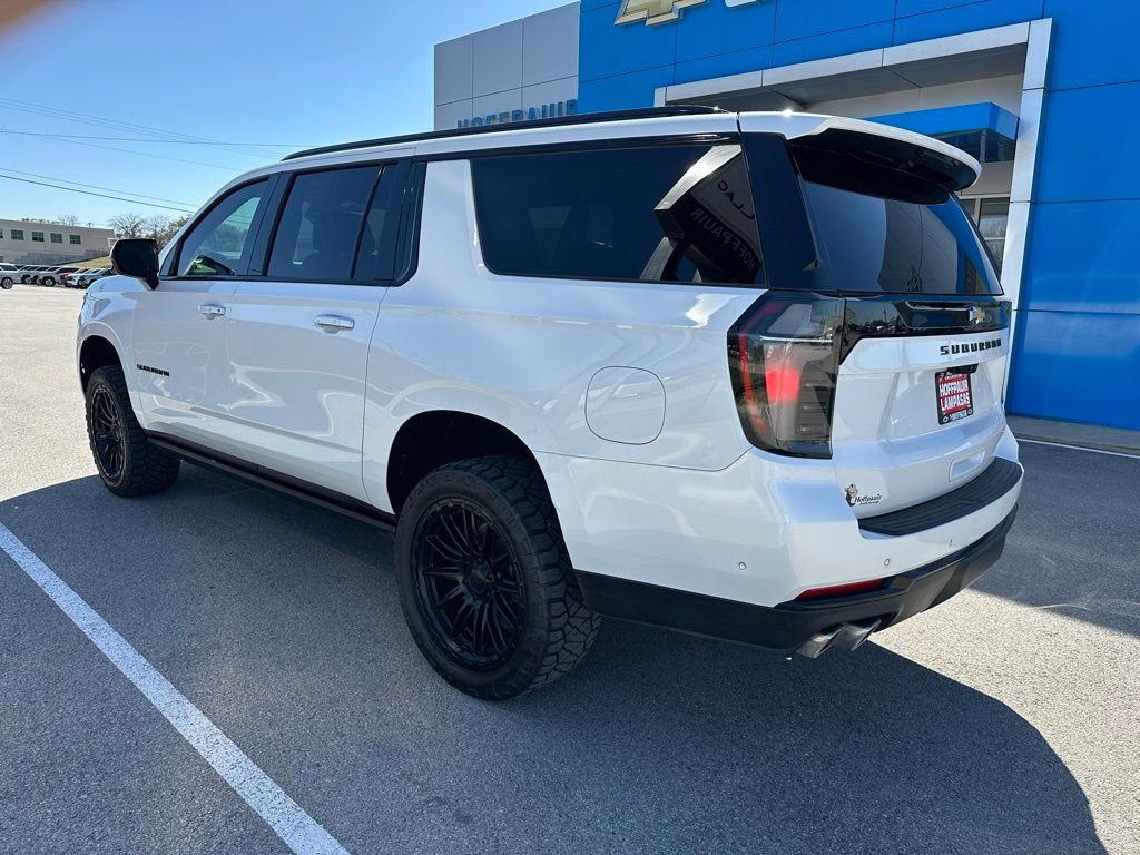 Used 2025 Chevrolet Suburban High Country AWD/4WD image 3
