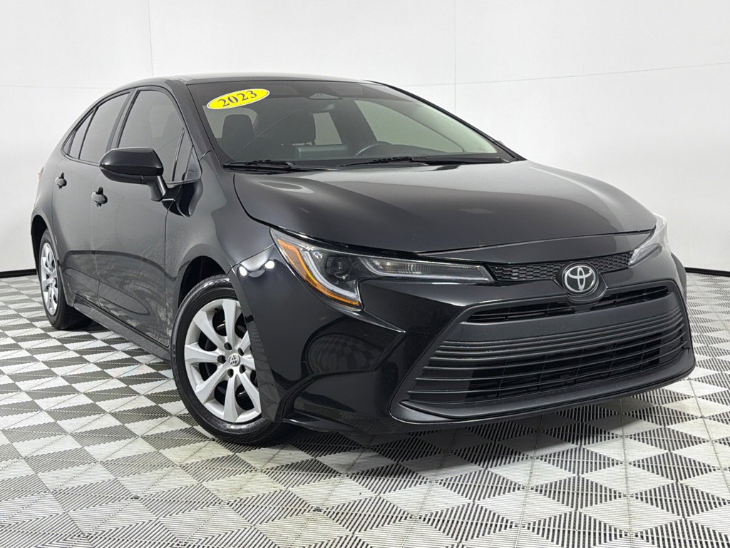 Used 2023 Toyota Corolla LE image 2