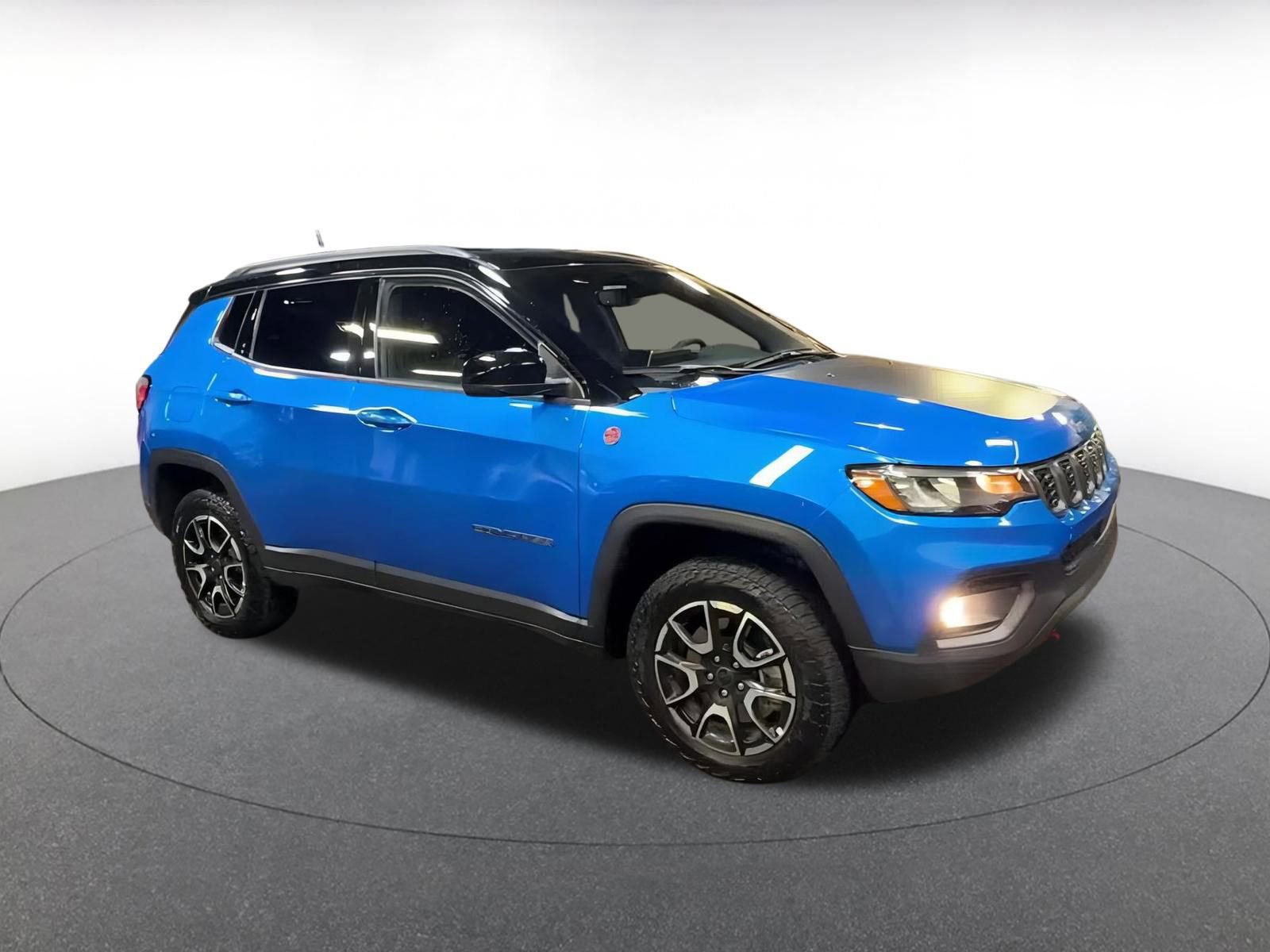Used 2025 Jeep Compass Trailhawk image 2