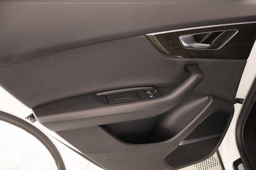 Used 2021 Audi Q8 Prestige w/ Prestige Package image 17