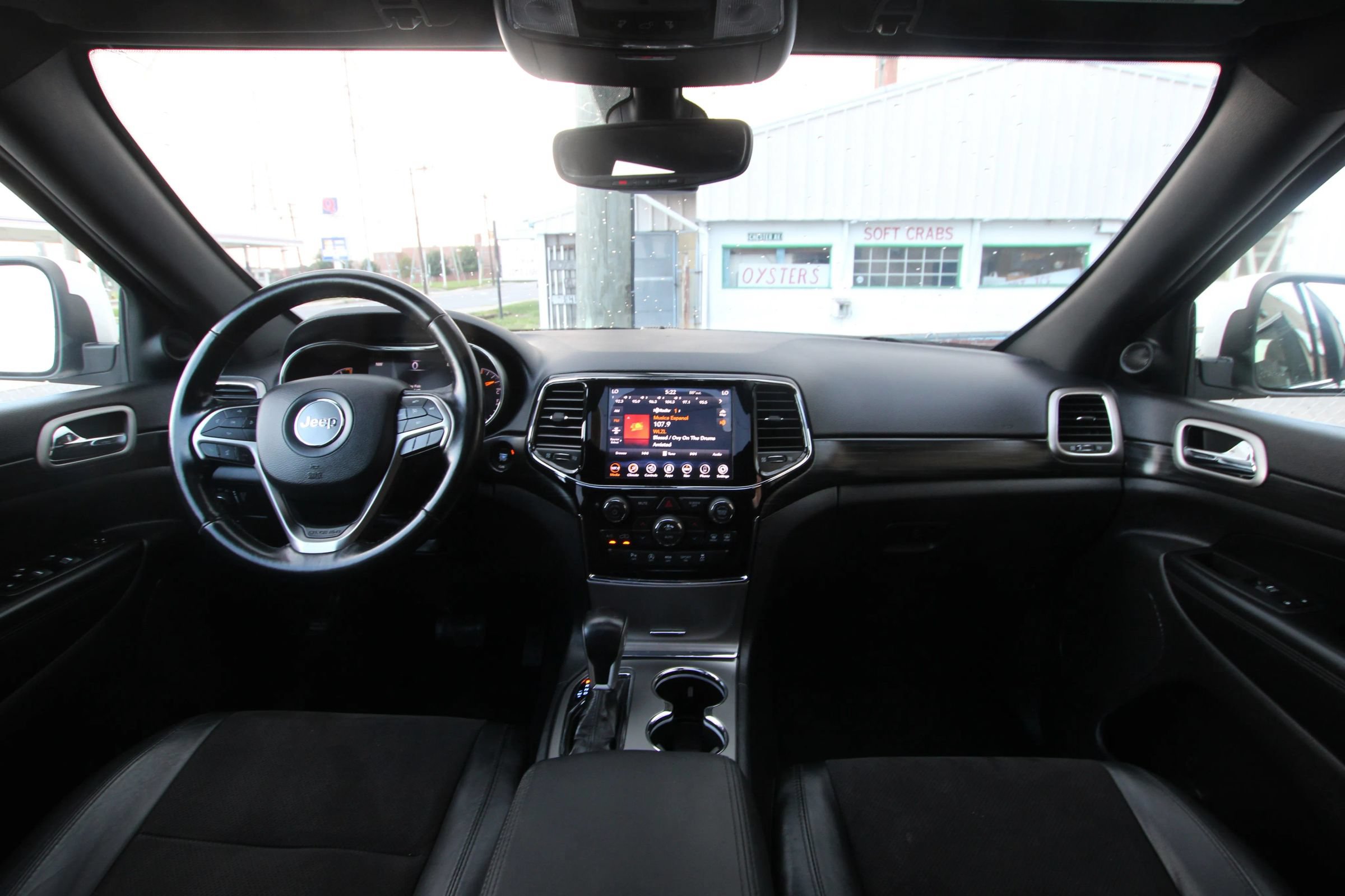 Used 2020 Jeep Grand Cherokee Laredo w/ Security & Convenience Group AWD/4WD image 14