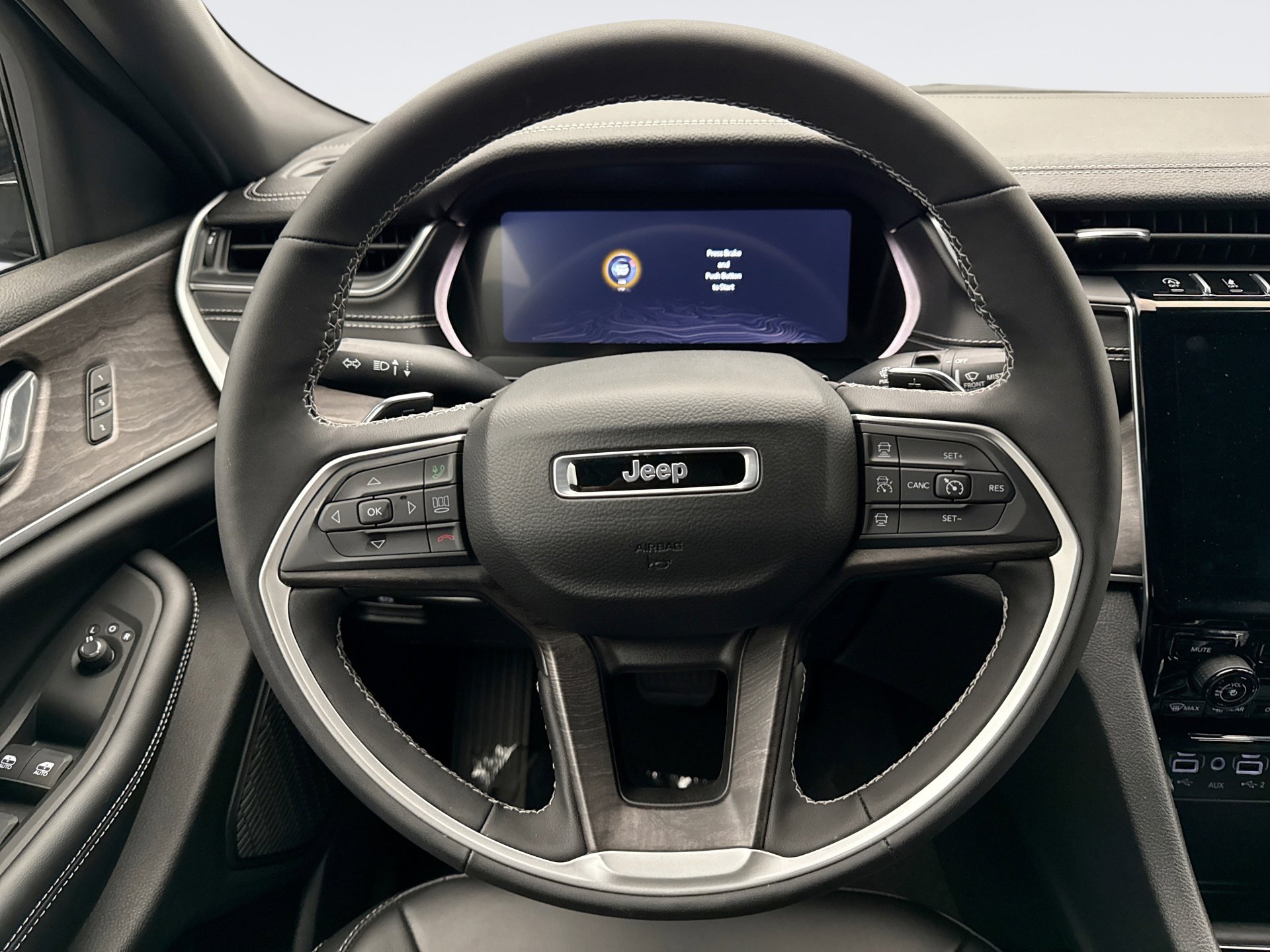 Used 2025 Jeep Grand Cherokee Limited w/ Black Appearance Package image 12