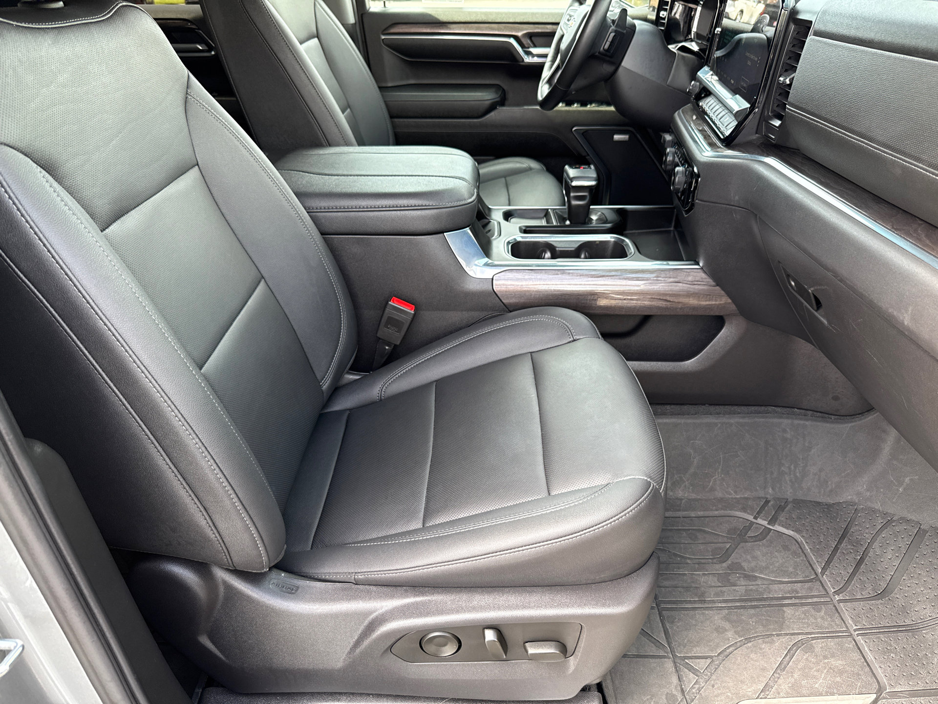 Used 2023 Chevrolet Silverado 1500 LTZ w/ LTZ Convenience Package II AWD/4WD image 14