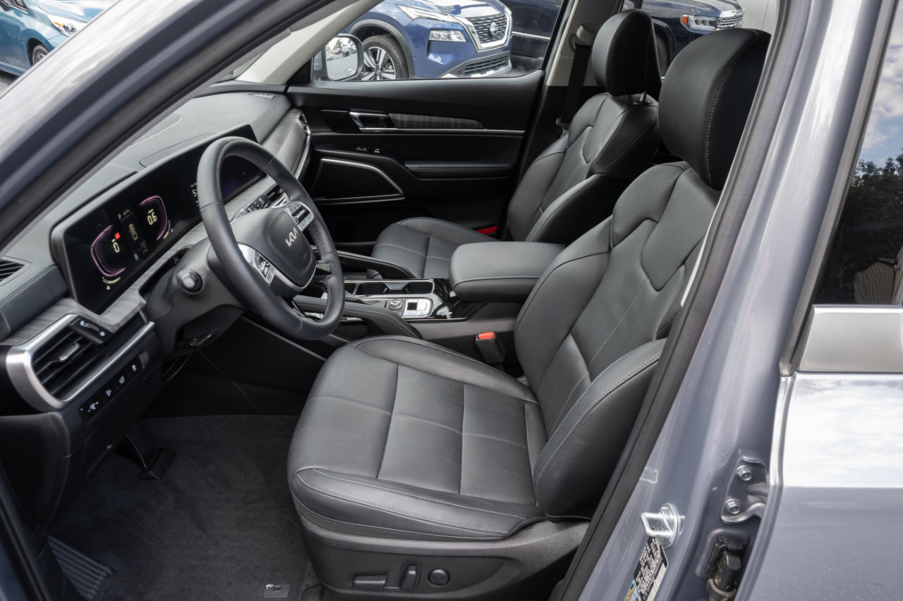 Used 2024 Kia Telluride EX w/ EX Captain's Chair Package image 14