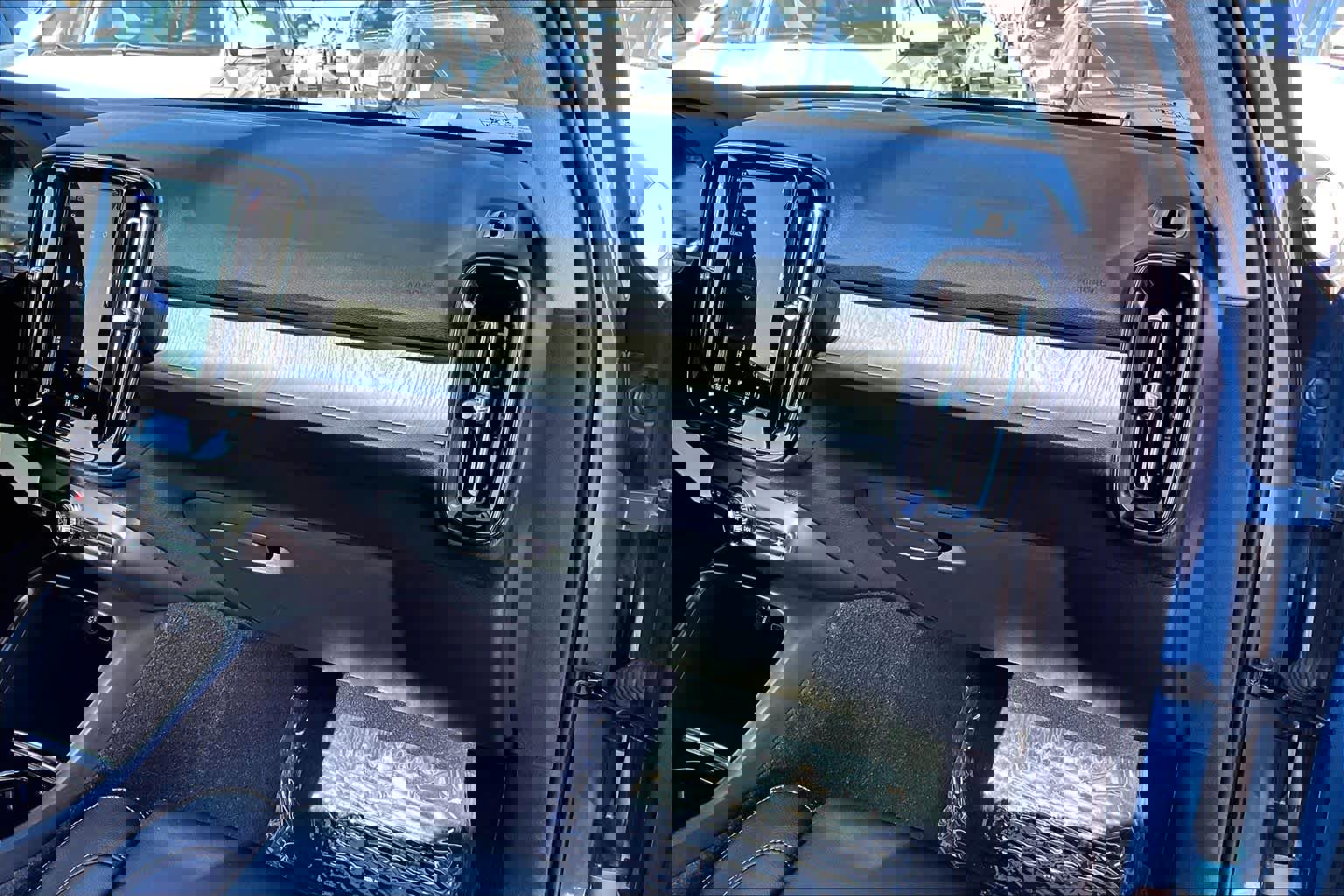 Used 2023 Volvo XC40 B5 Plus w/ Driver Assist Package image 18