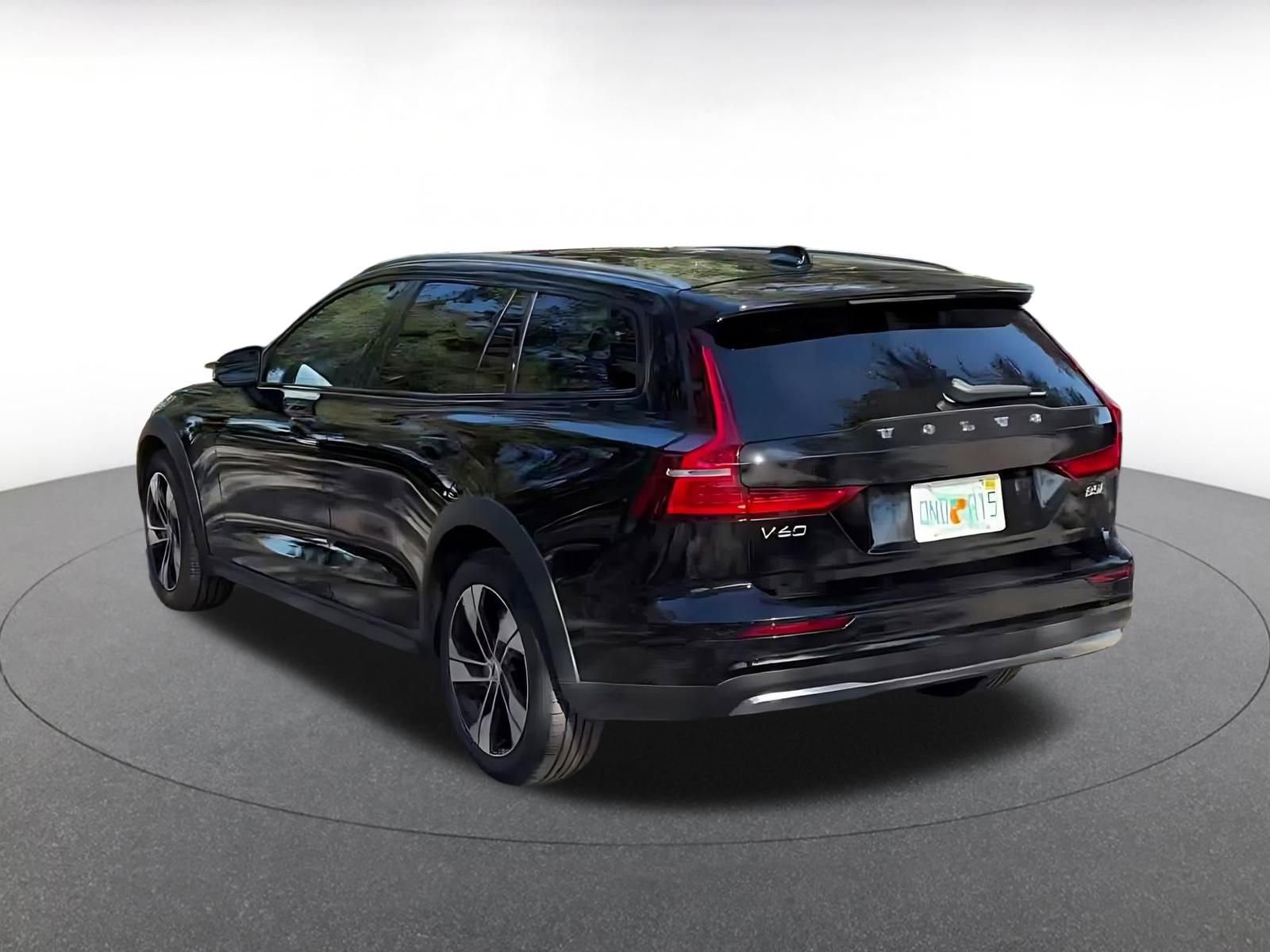 Used 2025 Volvo V60 B5 Cross Country Plus image 12