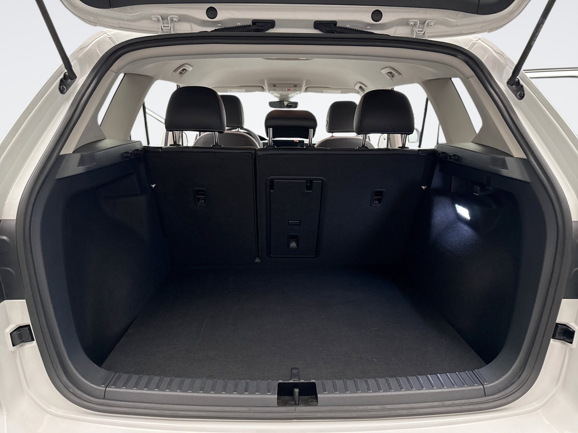 Used 2025 Volkswagen Taos SE image 21