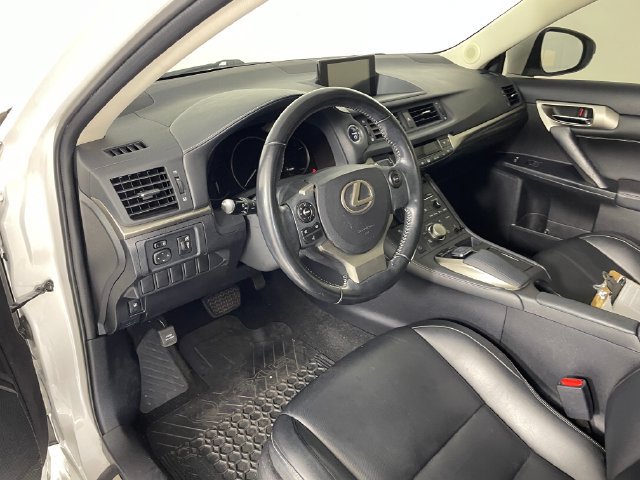 Used 2017 Lexus CT 200h w/ Navigation System Package FWD image 3