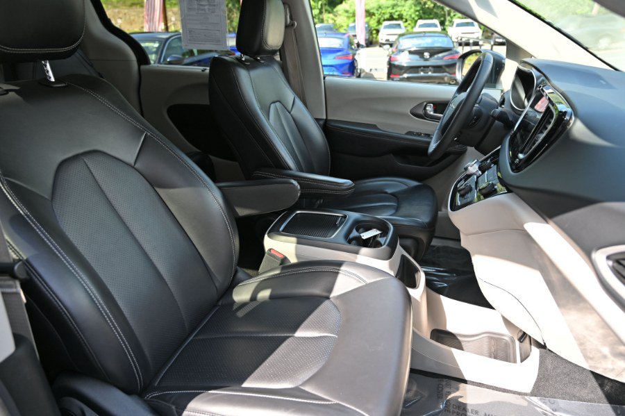 Used 2023 Chrysler Pacifica Touring-L FWD image 22