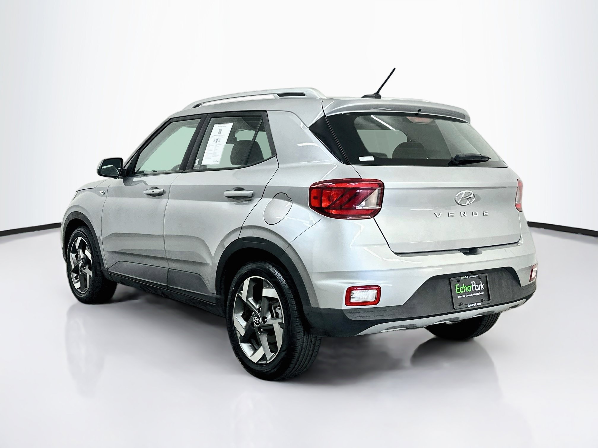 Used 2025 Hyundai Venue SEL FWD image 5