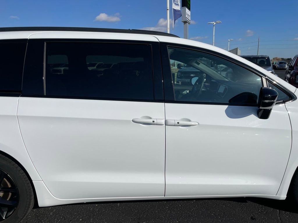 Used 2025 Chrysler Pacifica Limited image 37