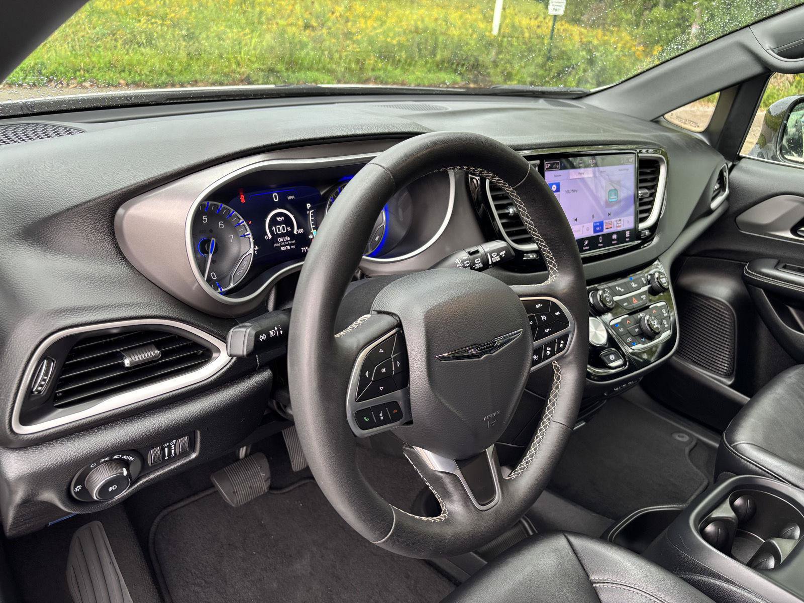 Used 2025 Chrysler Pacifica Select FWD image 16