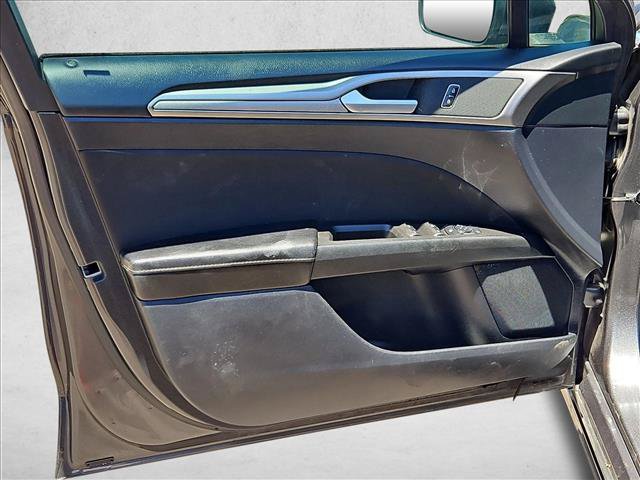 Used 2020 Ford Fusion SE FWD image 11