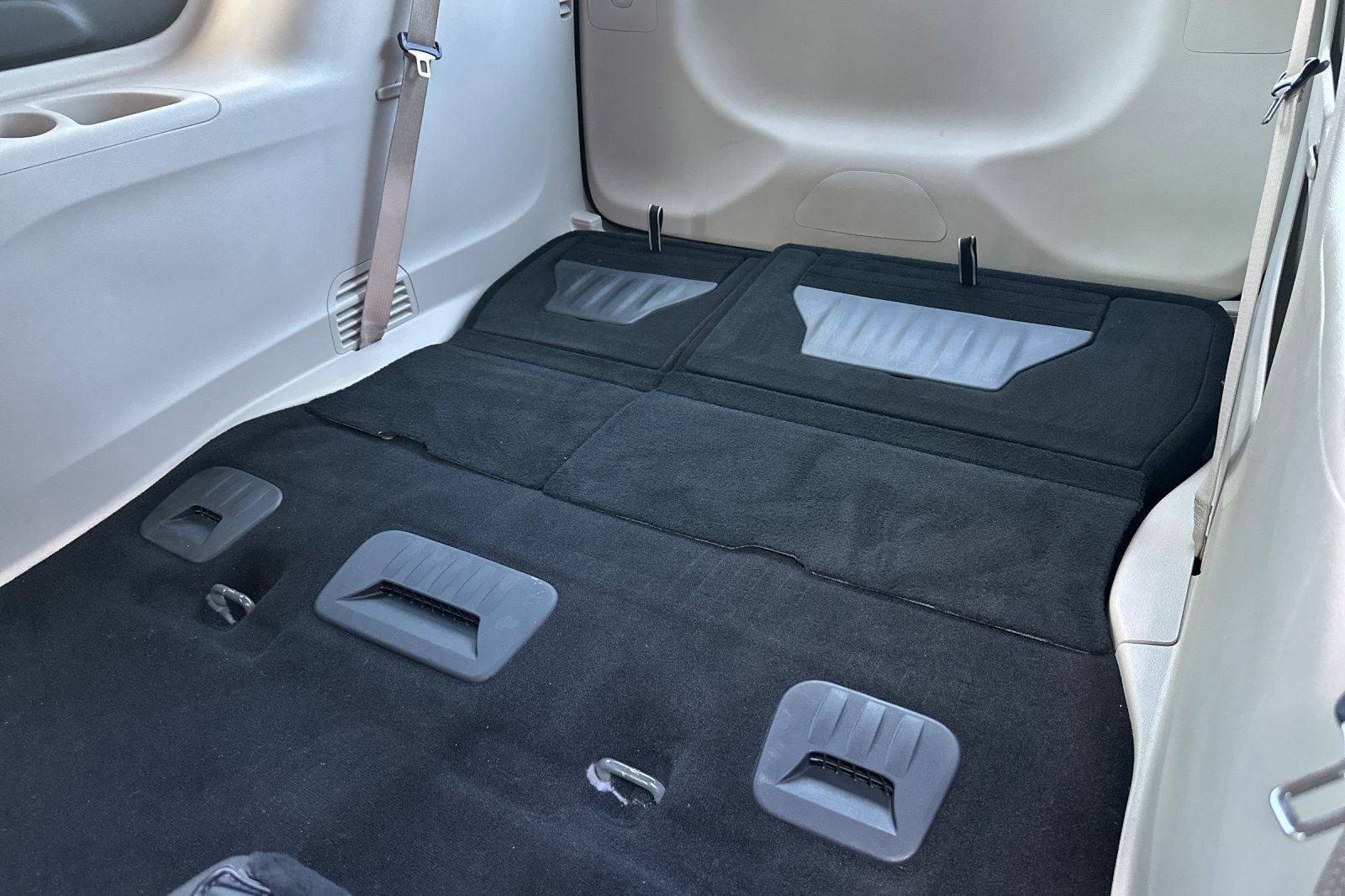 Used 2023 Chrysler Pacifica Touring-L image 14