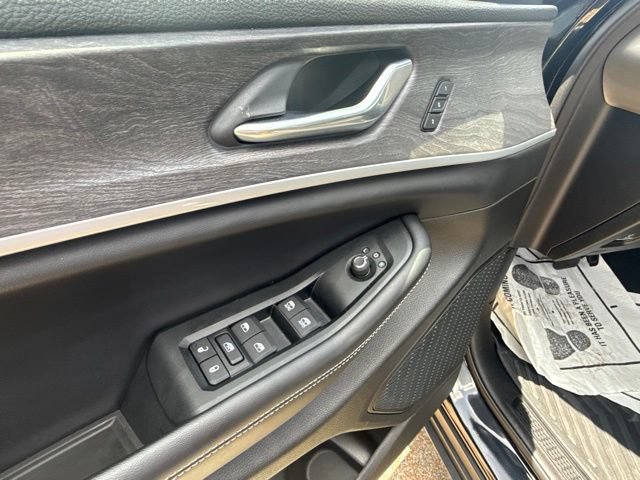 Used 2025 Jeep Grand Cherokee L Limited w/ Black Appearance Package AWD/4WD image 12