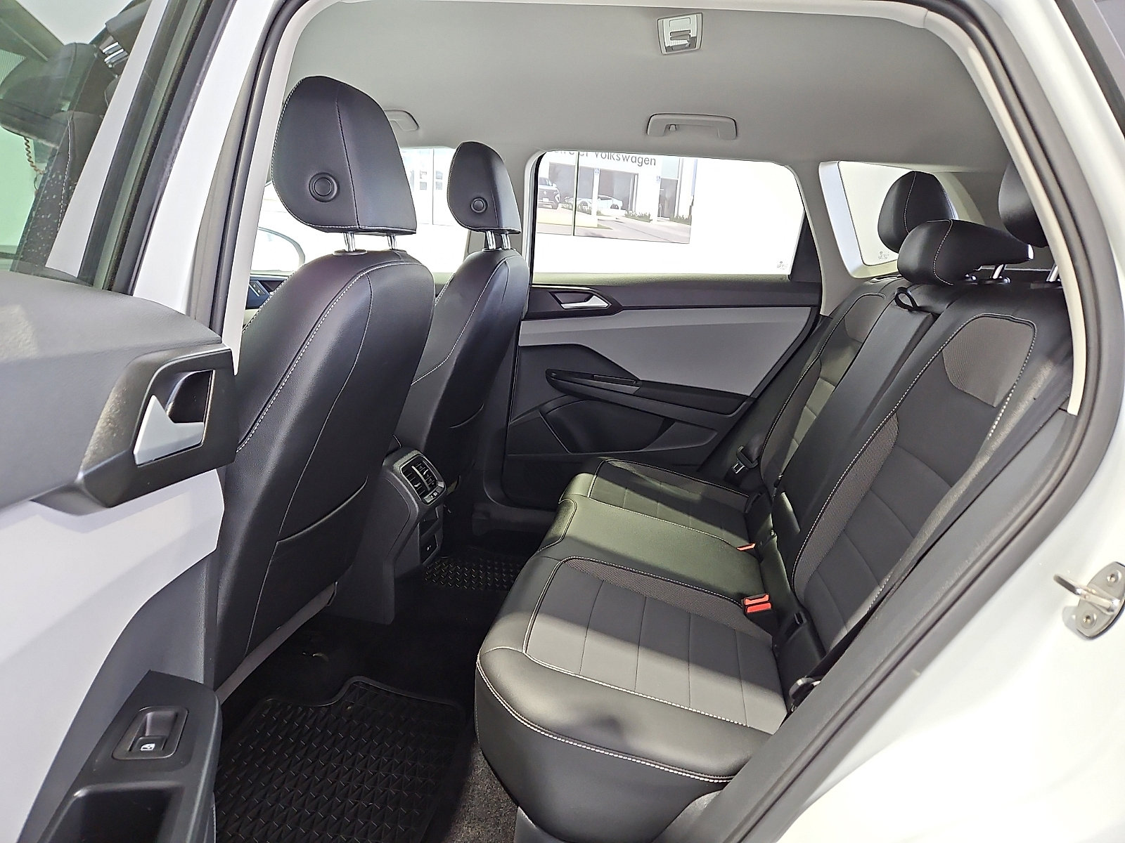 Used 2023 Volkswagen Taos SE FWD image 8