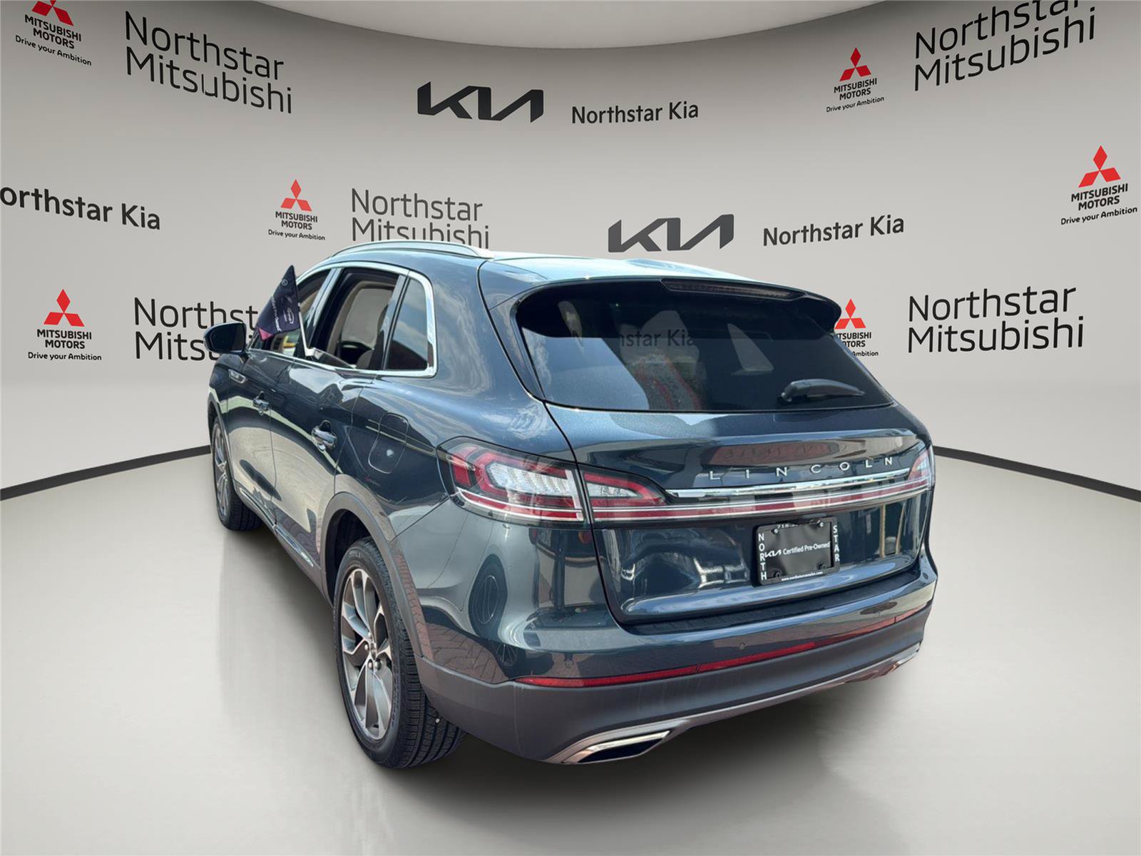 Used 2023 Lincoln Nautilus Reserve AWD/4WD image 2
