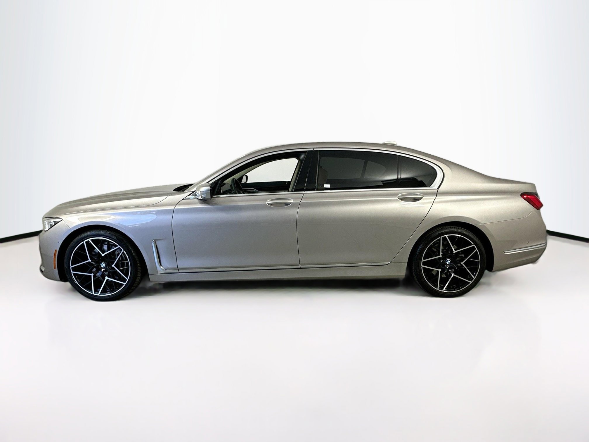 Used 2022 BMW 740i w/ Interior Design Package image 8