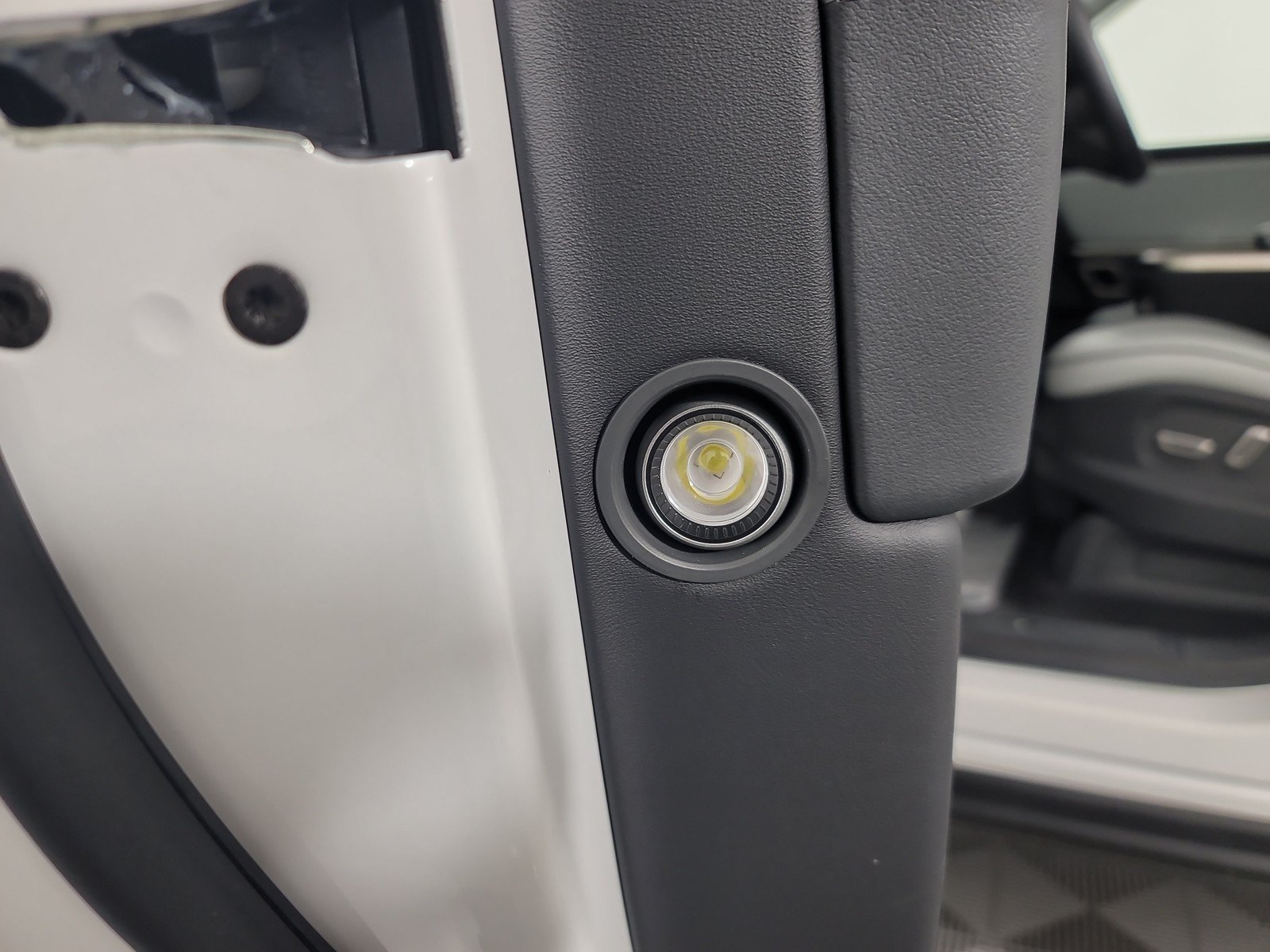 Used 2024 Rivian R1S Adventure AWD/4WD image 32