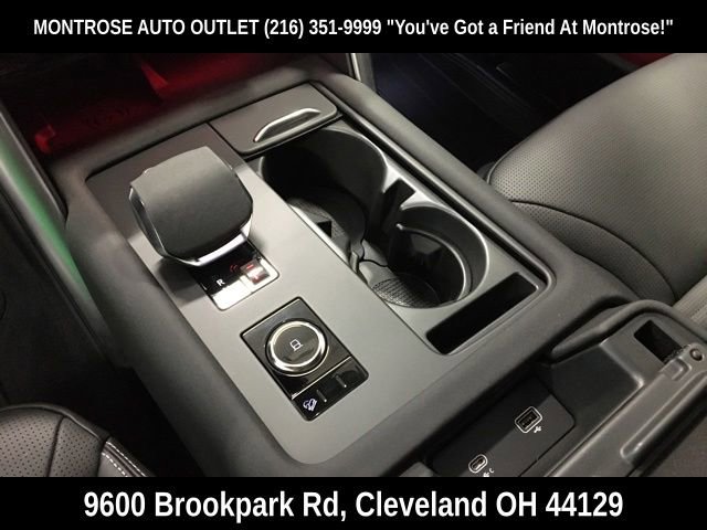 New 2023 Land Rover Discovery HSE R-Dynamic image 16