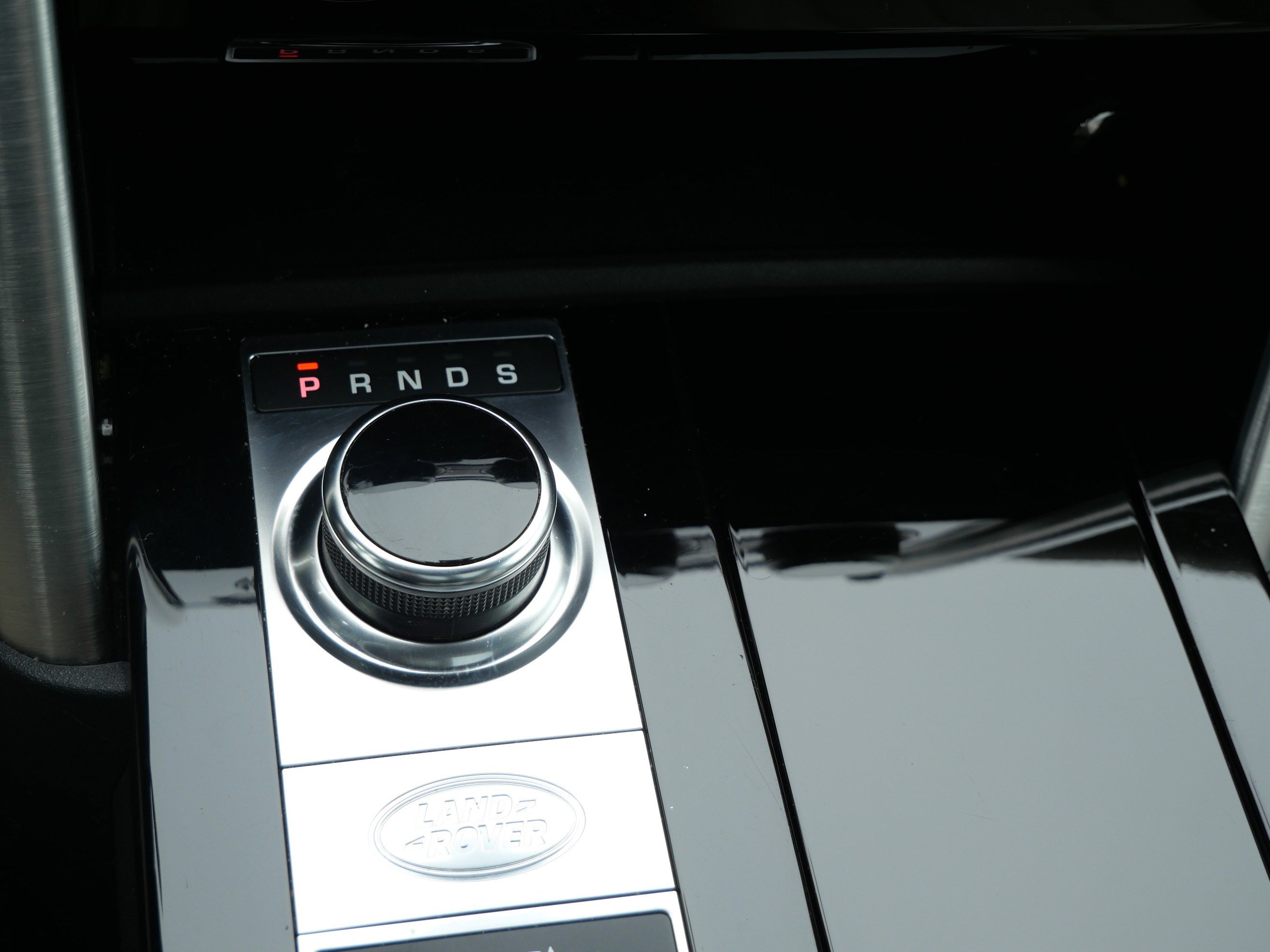 Used 2020 Land Rover Discovery HSE image 28